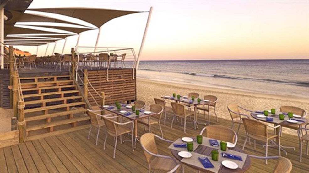 Pine-Cliffs-Beach-Club-Restaurant